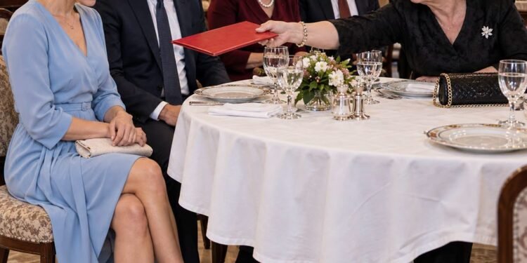 Пусть сама разберётся, — сказала Лидия Павловна с улыбкой.